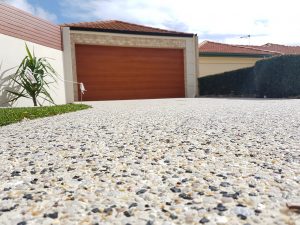 Allée en béton désactivé