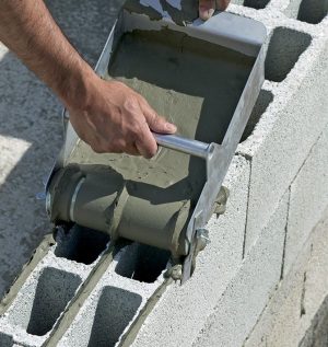 Comment enduire un mur en parpaing au rouleau monocouche ? - La Maison  Parfaite