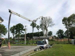 coulage dun plancher à laide dun camion malaxeur pompe