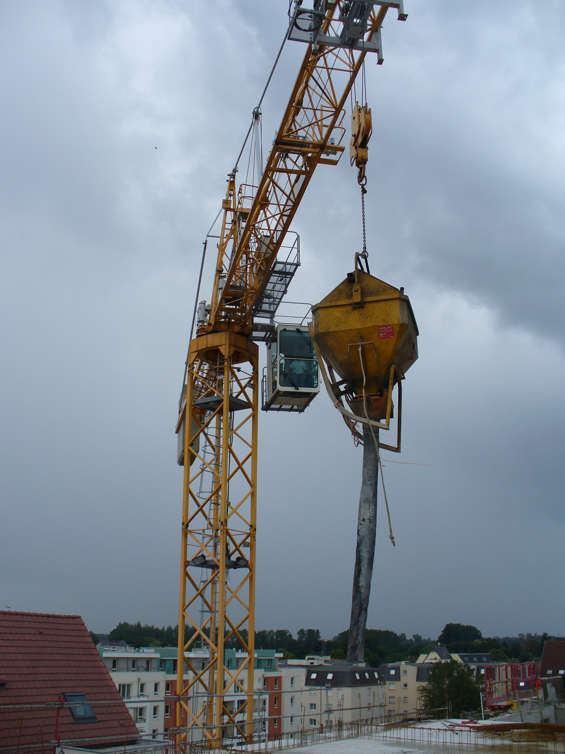 D charger Avec Une Grue Et Une Benne Tout Sur Le B ton d-charger-avec-une-grue-et-une-benne-tout-sur-le-b-ton