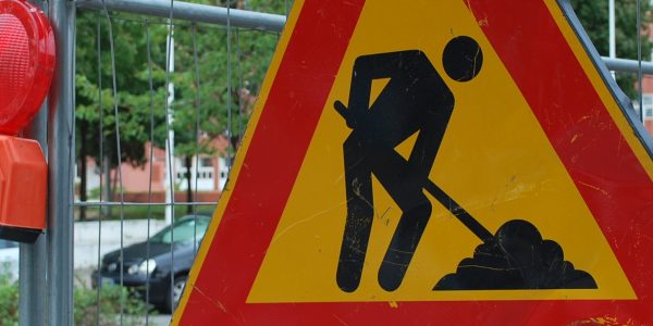 Panneau et feu signalétique pendant les travaux
