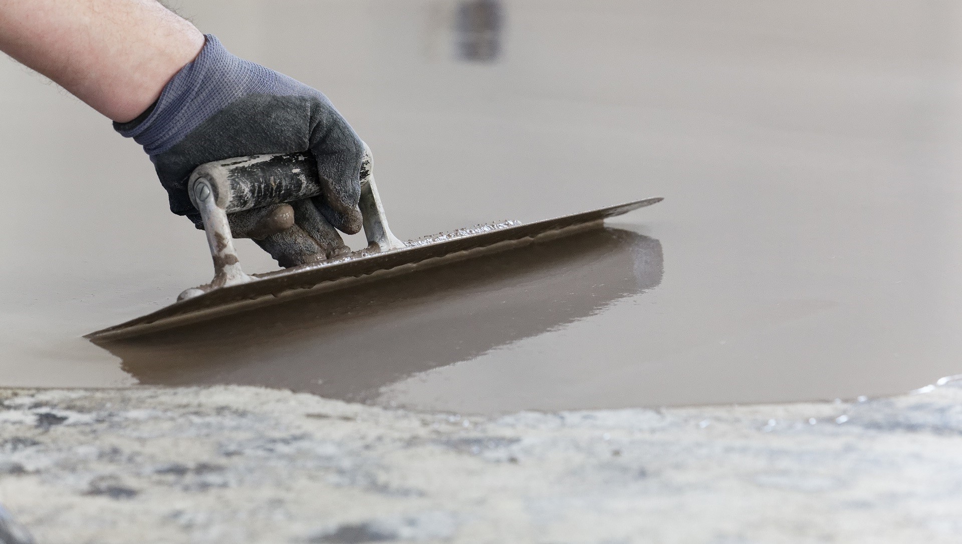 Comment faire un ragréage de sol ? Tout sur le béton