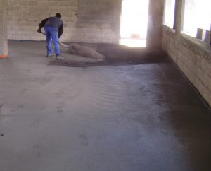 saupoudrage du colorant durcisseur pour béton