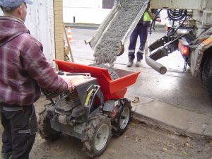 décharger du béton au mini dumper sur chenille