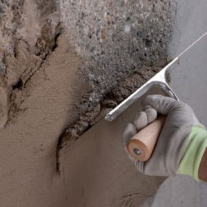 Comment réparer et reboucher les trous d'un mur en béton ?