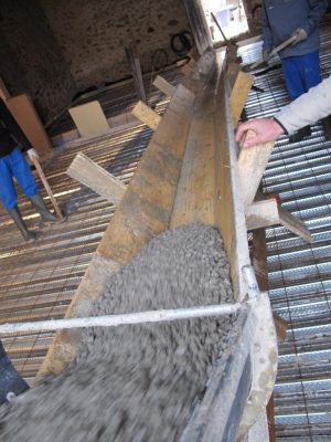 coulage de béton en intérieur à l'aide d'un toboggan