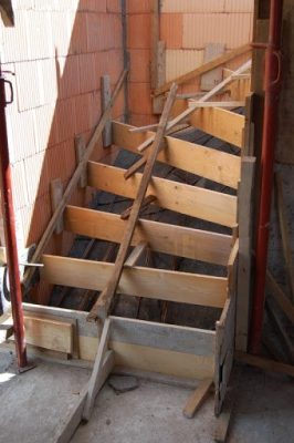 coffrage escalier intérieur en béton