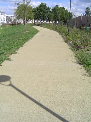 allée piétonne en béton drainant