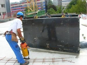 appliquer de l'huile de décoffrage sur une banche métallique