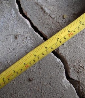 Comment réparer et reboucher les trous d'un mur en béton