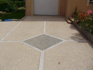 allée de garage en béton décoratif