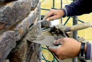 jointoyer un mur en briques