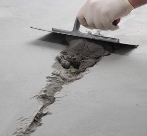 réparer une fissure sur une dalle avec du mortier