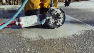 dalle béton bouchardé